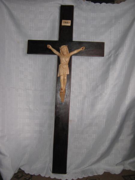 Krzyż z Chrystusem rzeźbionym w drewnie Krzyż z Chrystusem rzeźbionym w drewnie
